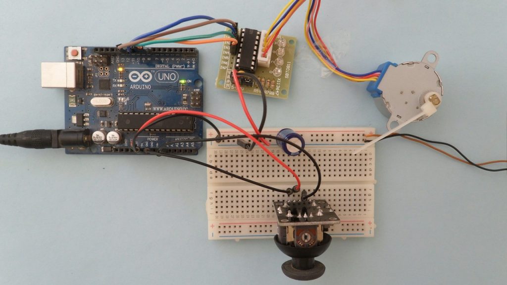 Điều khiển động cơ bước với Arduino và cần điều khiển